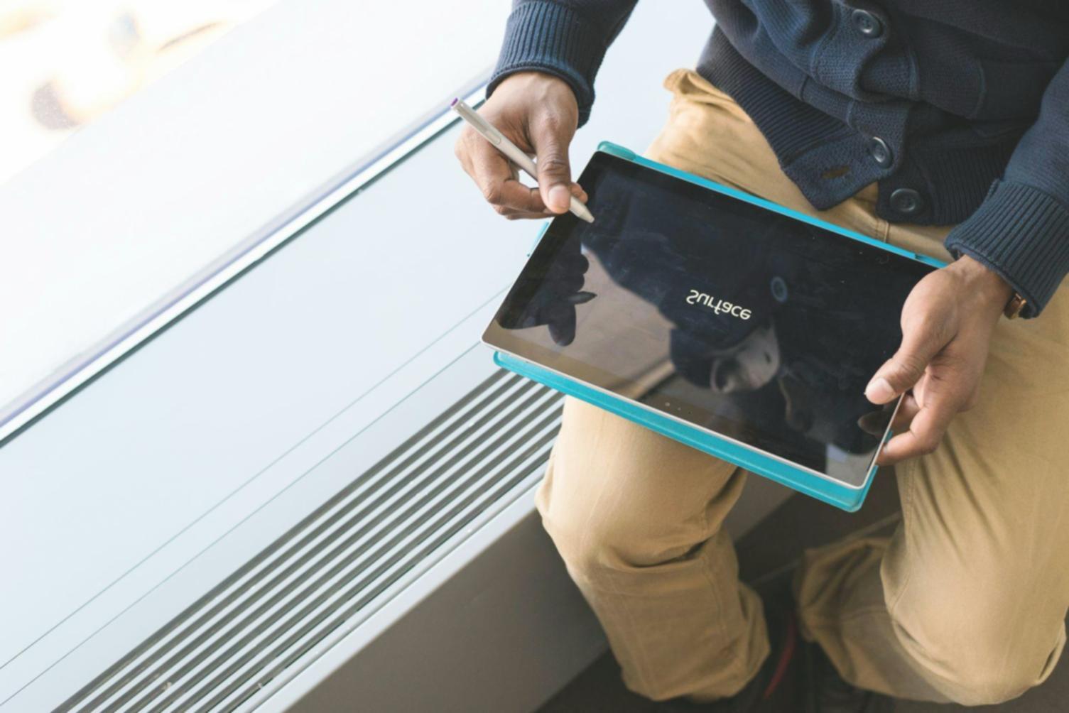 Estudiante trabajando en presupuesto personal con documentos financieros